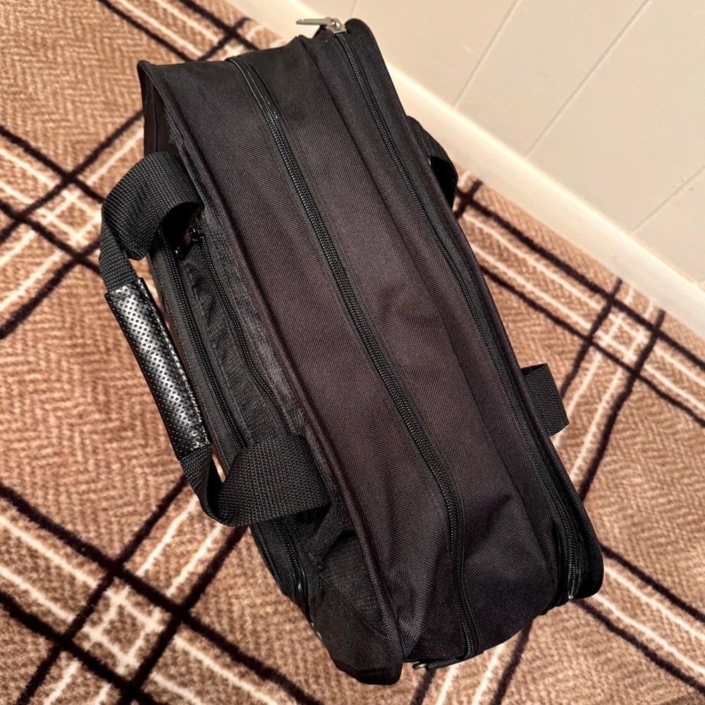 Leed’s Executive 17” Laptop Briefcase - Picture 6 of 14